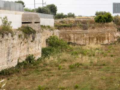 Anche l'altra struttura rientra nel terreno di un residence: �L�uliveto�, situato sempre sul lato sinistro di via Fanelli, ma mezzo chilometro pi� avanti. L'edificio � collocato sul versante opposto di Lama Fitta, si affaccia su una modesta depressione ed � a un tiro di schioppo dai binari della ferrovia